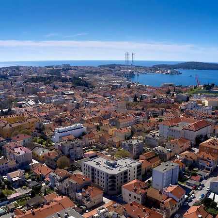 You & Me Pula With Garage Parking Extérieur photo