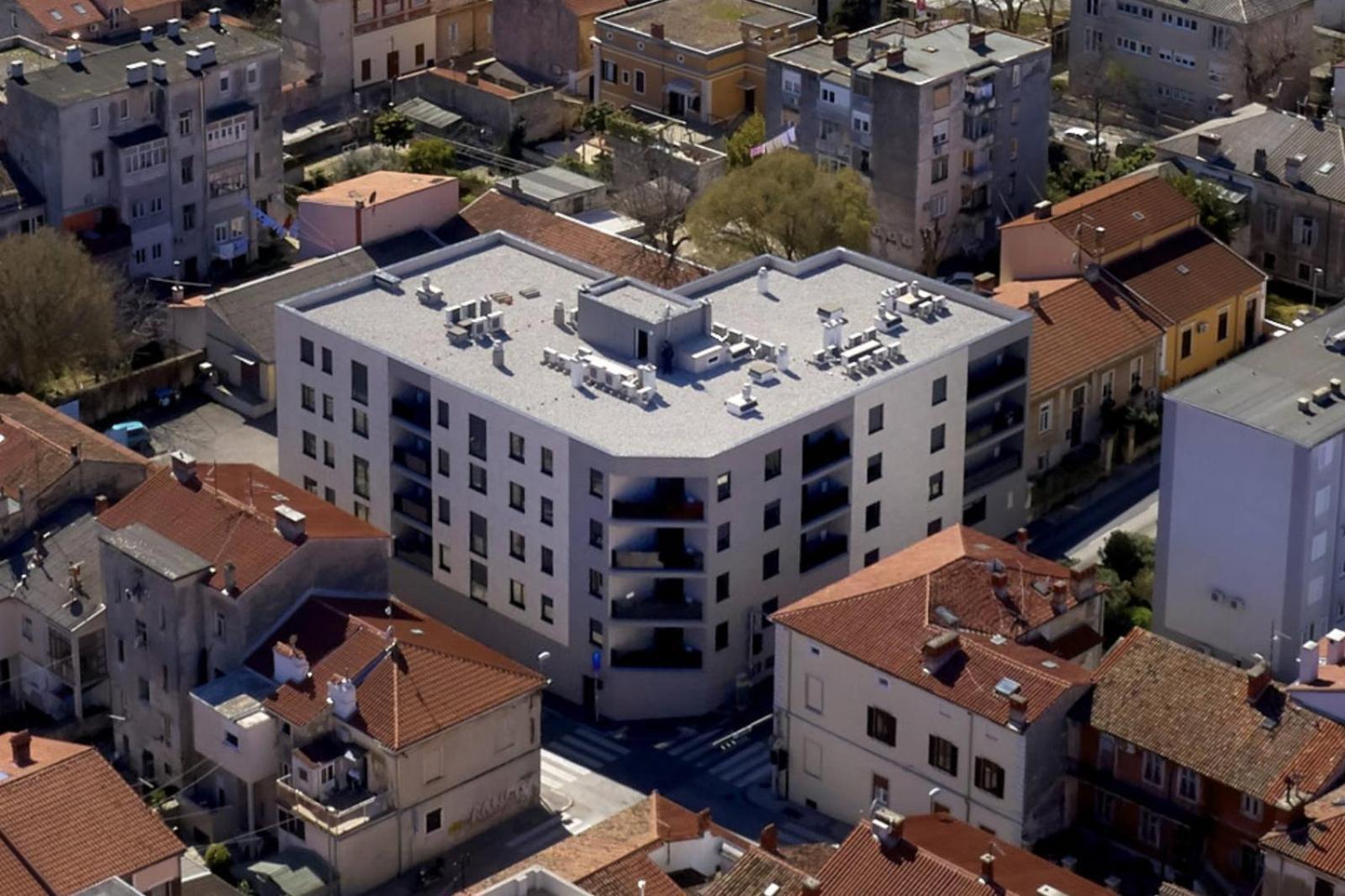 You & Me Pula With Garage Parking Extérieur photo