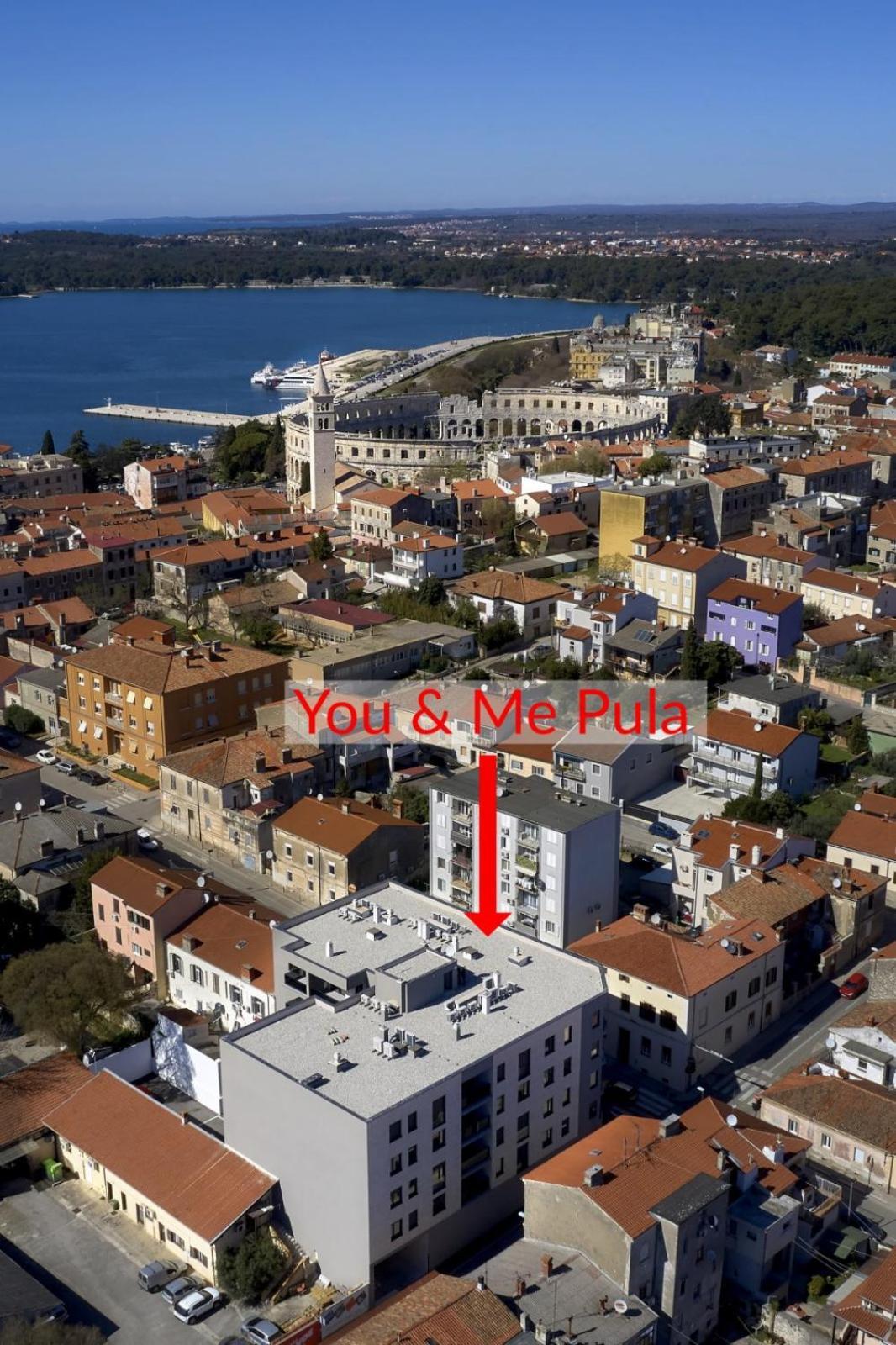 You & Me Pula With Garage Parking Extérieur photo